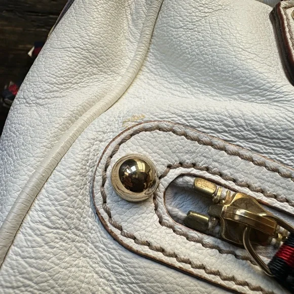 Gucci White and Gold Shoulder Bag with Chain-Link Handle - Picture 2 of 6